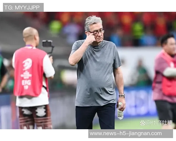 伊万谈国足战术革新：单后腰布局引领现代足球新趋势